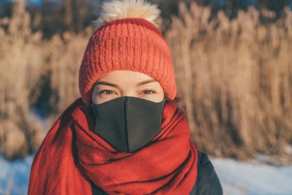 Gesichtsmaske Trägt Asiatische Frauenporträt Outdoor Winter Mädchen Kalten Accessoires Mütze — Stockfoto