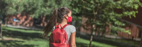 Estudante Voltando Para Escola Campus Universitário Vestindo Máscara Facial Combinando — Fotografia de Stock
