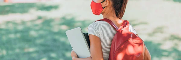 Voltar Escola Estudante Universitário Vestindo Máscara Coronavírus Segurando Laptop Andando — Fotografia de Stock