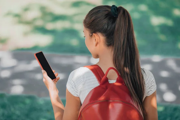 Девушка Студентка Телефону Через Мобильное Приложение Гуляет Кампусу Колледжа Студенческим — стоковое фото