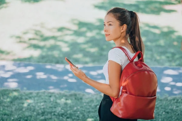 Mujer Estudiante Asiática Usando Aplicación Teléfono Móvil Línea Caminando Campus —  Fotos de Stock