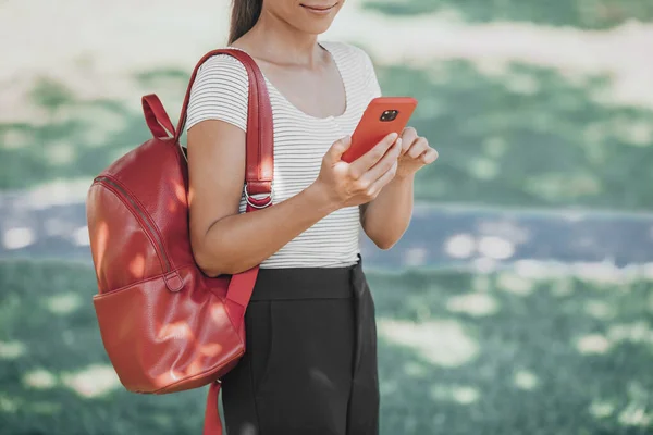 Femme Utilisant Téléphone Extérieur Marchant Dans Parc Portant Sac Rouge — Photo