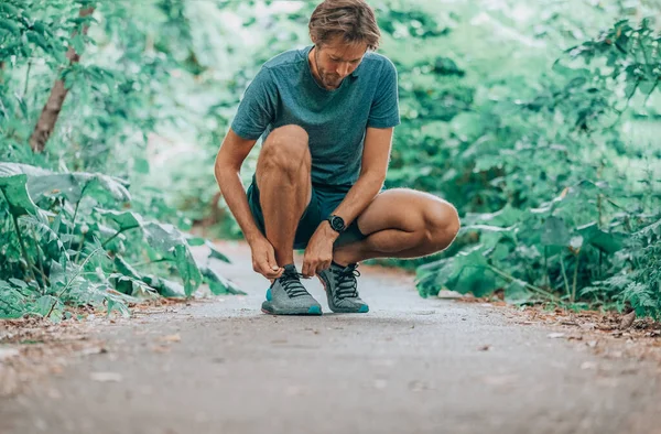 Koşu Ayakkabılı Spor Ayakkabılı Ayakkabı Bağlayan Adam Erkek Fitness Koşucusu — Stok fotoğraf