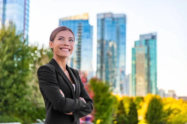 Retrato Mulher Negócios Feliz Jovem Executivo Asiático Vestindo Terno Profissional — Fotografia de Stock