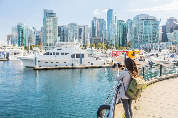 加拿大温哥华的一位女游客在加那底城市的煤港用相机拍照 城市生活方式 — 图库照片