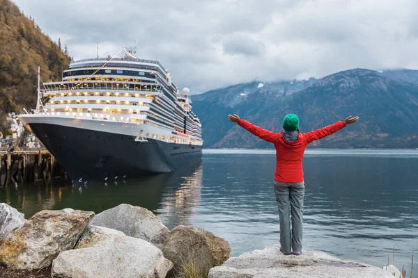 Statek Wycieczkowy Cel Podróży Szczęśliwa Kobieta Turysta Otwartymi Ramionami Będzie — Zdjęcie stockowe