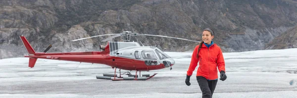 美国阿拉斯加州 一名乘直升机在冰川上行走的女飞行员在空中驾驶飞机 全景横幅美国旅游目的地 — 图库照片