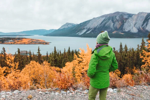 カナダの旅行ハイキング観光客は アラスカ州スカグウェイのロードトリップ中に ボーブ島 タギッシュ湖 ユーコン準州を歩く 秋の山の風景で緑の外海でハイカーの女性 — ストック写真