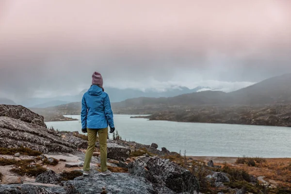 Reis Alleen Alaska Tijdens Het Koude Herfstweer Vrouw Toeristisch Wandelen — Stockfoto