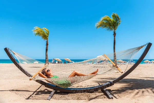 Sahil Gezgini Kız Hamakta Dinleniyor Hamakta Dinleniyor Hamakta Gülümsüyor Yaz — Stok fotoğraf