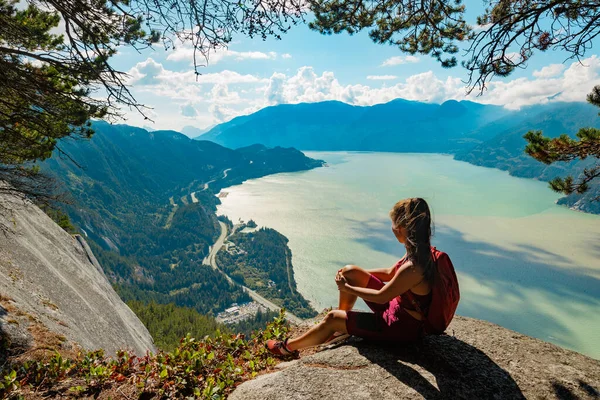 在加拿大不列颠哥伦比亚省著名的斯陶瓦穆斯主要山地远足中 一位徒步旅行的妇女坐在那里观看着令人惊叹的自然景观 加拿大最受欢迎的户外活动目的地 图库图片