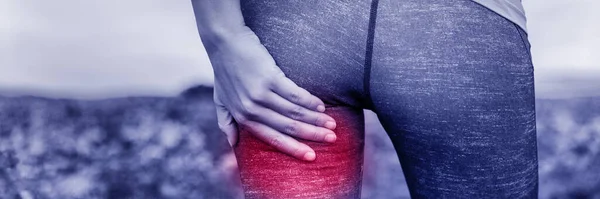 运动运动员腿后部红肿 表示疼痛或肌肉受伤 年轻女子身穿蓝色调滤镜旗帜全景 大腿痛 健康与健康 减肥概念 — 图库照片
