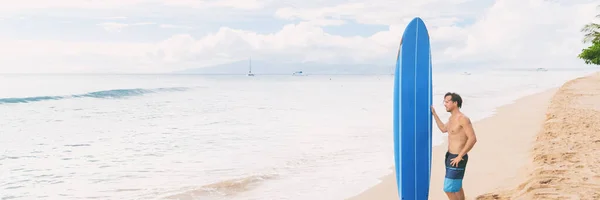 ハワイのマウイ島 ハワイ アメリカのバナーパノラマでハワイのカアナパリビーチで波をサーフィンするのを待っている海を眺めながらリラックスしてください 男は青いロングボードのサーフボードに立っている アクティブなライフスタイル — ストック写真