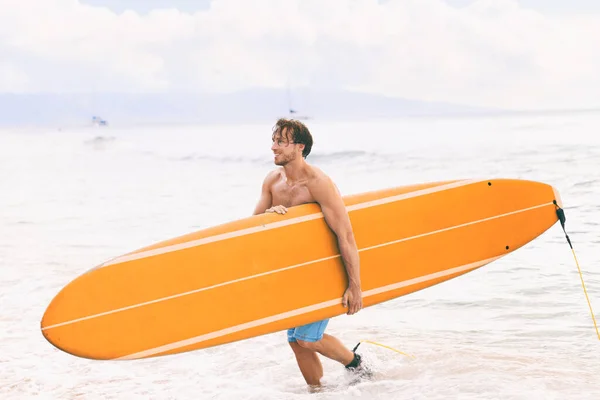 Surfen Man Surfer Komt Uit Golven Met Blauwe Lange Surfplank — Stockfoto