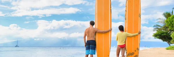 サーフィン教室の後は 2人の若いカップルサーファーがハワイのカナパリビーチにサーフボードを持って立っています マウイ島の夏の休暇の間の楽しいサーフィンスポーツ活動 バナーパノラマ — ストック写真