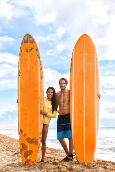 海滩冲浪很好玩快乐的冲浪者们 年轻的游客下课后在夏威夷海滩摆姿势 摆出长长的橙色冲浪板 在毛伊海滩与亚洲游客一起玩乐的男性冲浪教练 — 图库照片