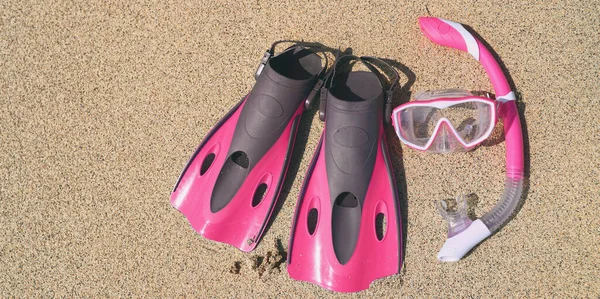 海滩沙地背景上的潜水设备 粉色潜水面罩和旅行度假概念的鱼翅图标 — 图库照片