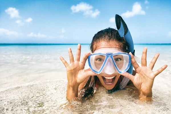 海滩度假的亚洲女孩戴着水肺面罩游泳 脸上现出傻傻的样子 热带旅游度假时的潜水情趣 — 图库照片