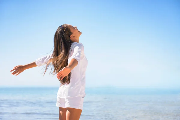 夏の太陽のライフスタイルの背景に自由を感じる幸せな女性の幸福感 喜びと自由の概念 Asian Girl Outstretched Arms Beach Ocean Vacation Travel — ストック写真