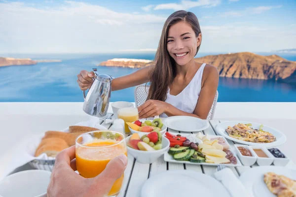 Pareja Desayunando Resort Lujo Vacaciones Luna Miel Europa Santorini Grecia —  Fotos de Stock