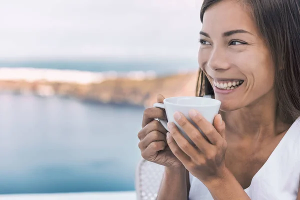 朝食のコーヒーガールホテルやクルーズ船のバルコニーから地中海の海の景色を見て朝のコーヒーカップを飲む 家庭生活を楽しむアジアの女性 — ストック写真