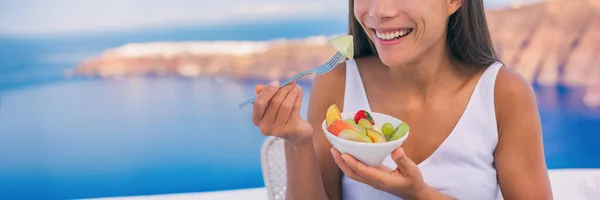 健康的な食事女性の朝食フルーツボウル 旅行休暇でフルーツサラダボウルと女の子のバナーパノラマ — ストック写真