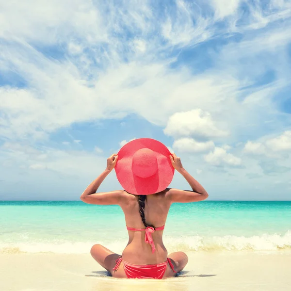 Luxury Travel Woman Relaxing Tanning Pink Sun Hat Bikini Sitting — Stock Photo, Image