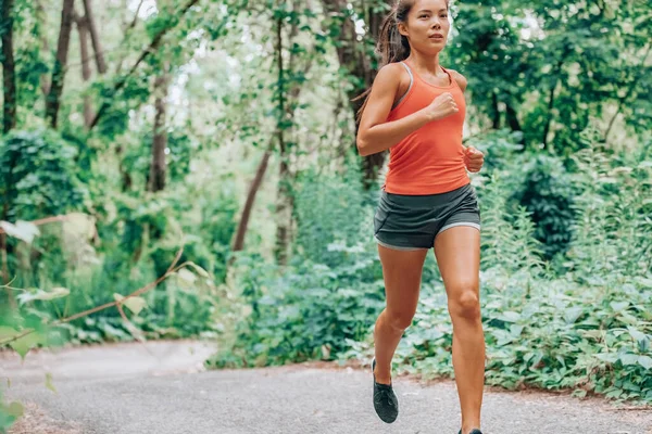 健康的なアクティブなライフスタイルのために外に実行されている都市公園でトレーニングカーディオ屋外ジョギングを実行してアスリート アジアの女性ランナー — ストック写真