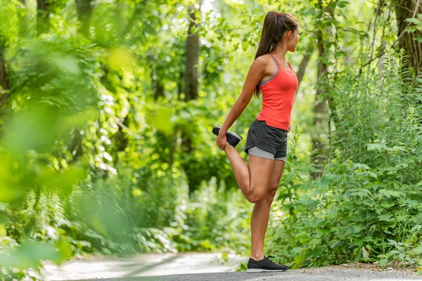 健康的伸展女性伸展四肢肌肉站立准备在夏天的自然森林公园绿树背景下慢跑 健美赛跑选手跑步女孩 — 图库照片