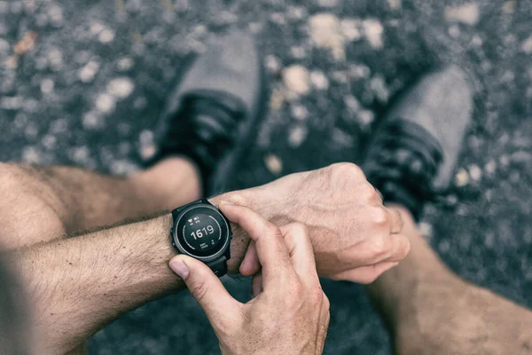 Smartwatch Spor Saatini Egzersiz Yaparken Kalp Atışlarını Kontrol Etmek Için — Stok fotoğraf