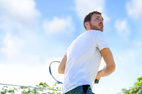 Tennis Spelare Man Spelar Spel Slå Bollen Efterbehandling Tjäna Utomhus — Stockfoto