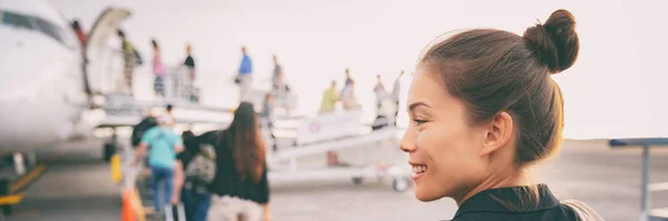 休暇旅行の観光客の女性のパノラマバナーのために出発する飛行機に乗る 女の子Tarmacアジアの女性観光客のビジネス旅行のための飛行機に歩いて外を歩く パノラマバナー — ストック写真