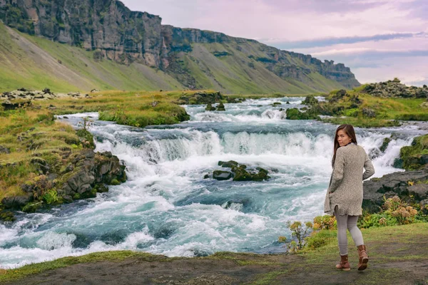 アイスランド アイスランドの滝のそばの女性 アイスランドの自然景観を訪れるカジュアルな服装で多人種間の女性の肖像画 — ストック写真