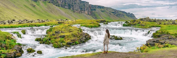 冰岛瀑布下的女人多种族女性肖像画在休闲装中参观冰岛人的自然景观 全景横幅 — 图库照片