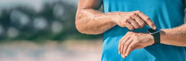 Atleta Homem Corredor Verificando Monitor Frequência Cardíaca Durante Treino Wearable — Fotografia de Stock
