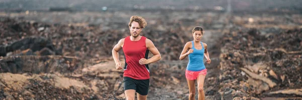 Koşan Çiftler Koşu Yarışı Sporcuları Panoramik Erkek Kadın Sporcular Açık — Stok fotoğraf