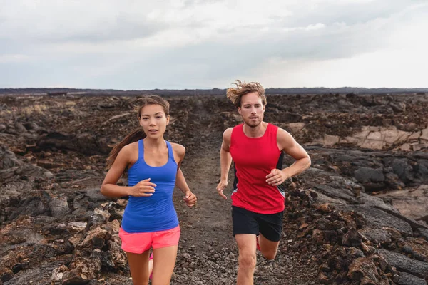 Atletler Volkanik Arazide Uzun Mesafe Koşuyor Motivasyon Dayanıklılık Eğitimi Fitness — Stok fotoğraf