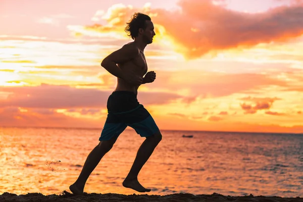 跑步的人在海滩上慢跑 男子赛跑选手训练对抗日落训练健美操室外跑 旅游度假健身运动 — 图库照片