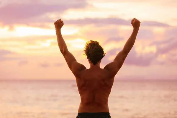 成功して腕を上げて幸せな強い男 幸福の腕を上げる海のビーチで立って後ろからフィット男性選手の勝者のシルエット — ストック写真
