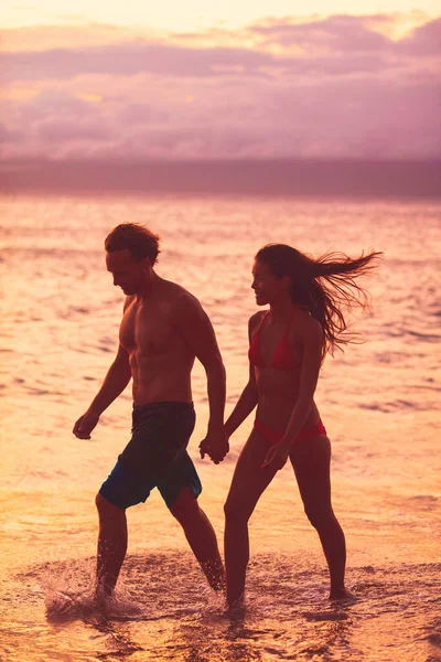 ロマンチックな夕日の夏の旅行休暇のシルエットでビーチカップル歩くサンセットカリブ海熱帯先の休日女性と男性若い恋人ロマンス休暇でリラックス — ストック写真