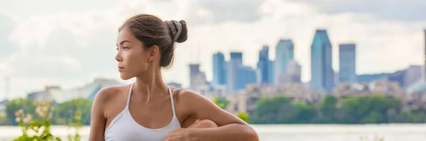 Aziatische Vrouw Doet Yoga Stretch Voor Terug Buiten Stadspark Skyline — Stockfoto
