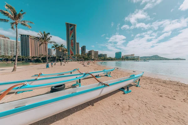 Waikiki Strand Landschap Met Race Kano Boten Honolulu City Oahu — Stockfoto