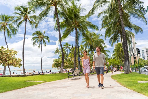Honolulu Stad Reizen Toeristen Paar Wandelen Waikiki Strand Promenade Bezoeken — Stockfoto