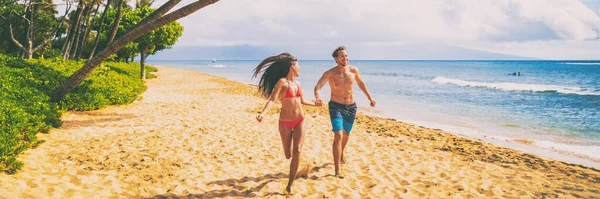 Ζευγάρι Παραλία Πανό Διακοπές Περπάτημα Ευτυχισμένο Ταξίδι Διακοπές Καλοκαίρι Πανοραμική — Φωτογραφία Αρχείου