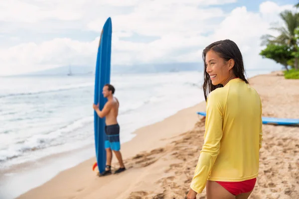 夏威夷海滩体育乐趣活跃的人们学习冲浪时冲浪 在毛伊岛海滩租冲浪板 夏季休闲生活充满运动的亚洲女人和男人 — 图库照片