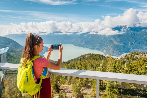カナダ観光 ブリティッシュコロンビア州 海でのハイキング中に息をのむような自然景観の電話で写真を撮るハイキング観光客は 屋外の楽園で散歩するSquamish Canada — ストック写真