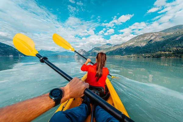 Persone Kayak Pagaiare Kayak Paesaggio Naturale Incredibile Squamish Howe Sound — Foto Stock