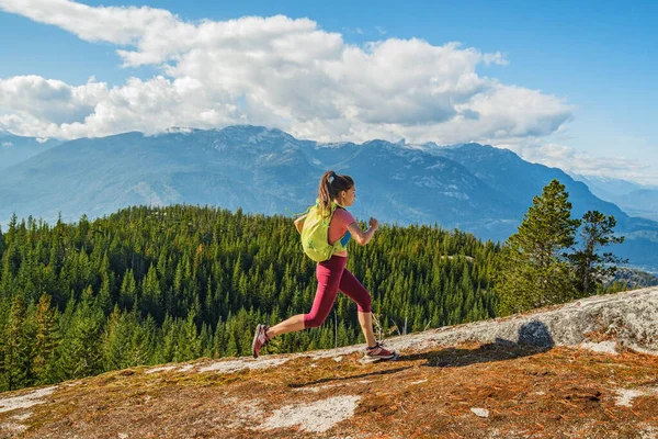 トレイルランナー クロスカントリートレイルを走るスポーツとフィットネスのランナーの女性は 山の中でマラソントレーニングを実行します 健康的な生活を送る女性アスリート スコットランド ブリティッシュ コロンビア州 カナダ — ストック写真
