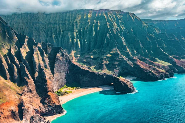夏威夷考艾岛北岸的纳帕利海岸 具有海滩 山脉和崎岖山脊的著名风景的空中景观 免版税图库图片