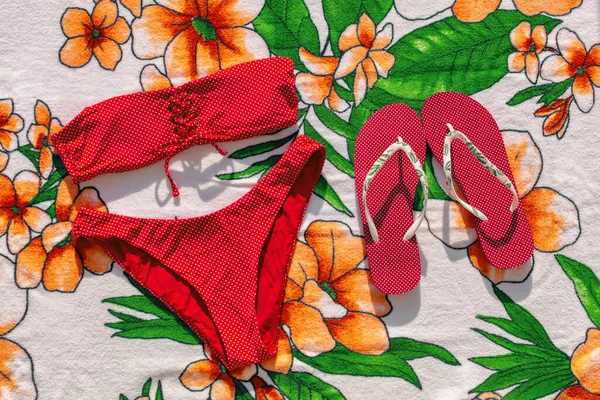 Bikini Pois Rouges Imprimé Avec Tongs Assorties Sandales Vue Dessus — Photo